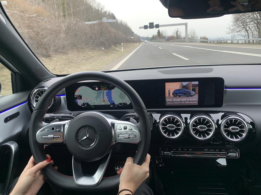 DAB-Display mit Werbung von Audi. ( DAB Network GmbH)
