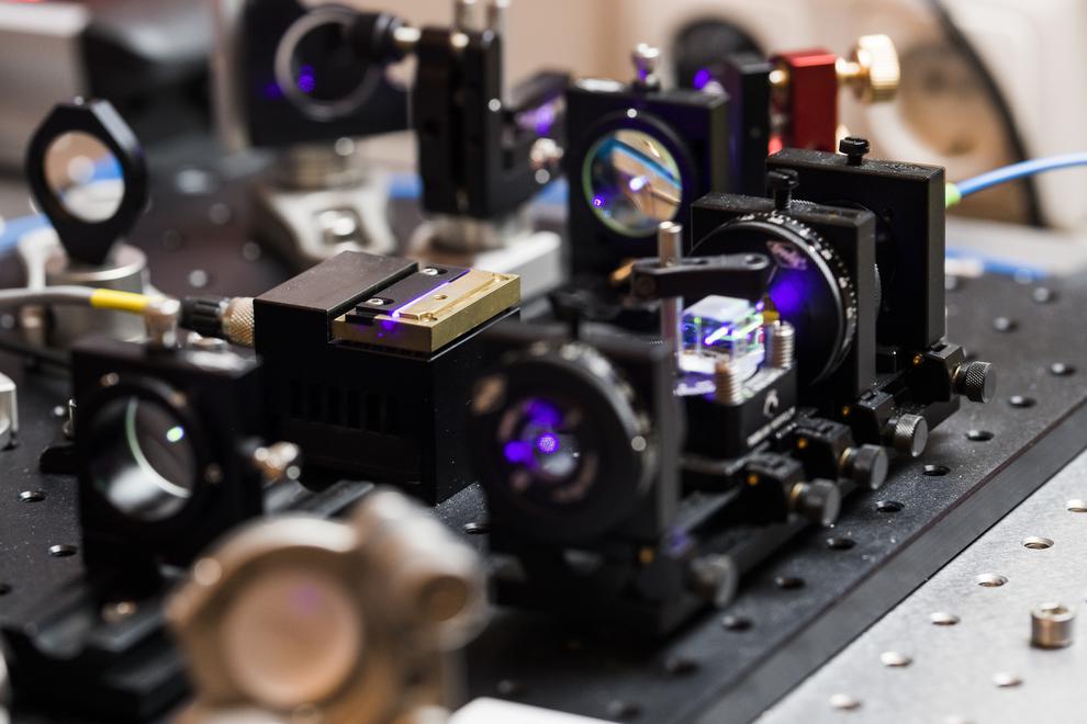 Laboraufnahme der Photonenquelle - durch spontane parametrische Fluoreszenz knnen zwei verschrnkte Photonen in den nichtlinearen Kristallen erzeugt werden (Bild: Quantum Optics Jena/Susann Nrnberger)