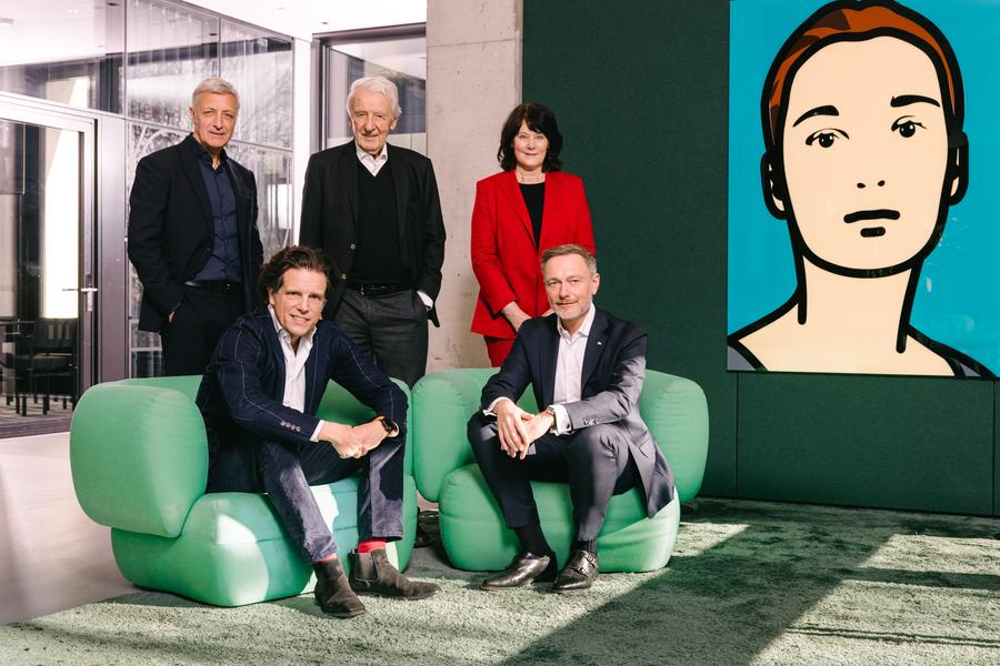 v.l.n.r. oben: Jerry Buhlmann, Dr. Peter Haller, Anke Schäferkordt, unten: Florian Haller, Christian Lindner - nicht auf dem Bild: Christoph Jung (Bild: Serviceplan Group)