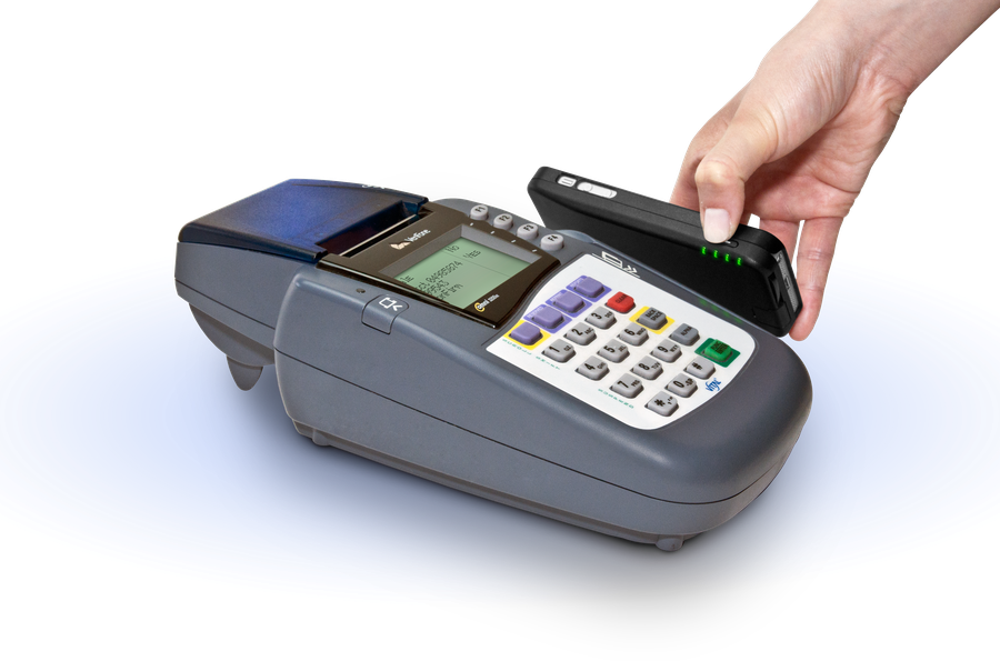 Loop-Pay-Nutzer müssen zuerst die Magnetstreifeninfos ihrer Kreditkarte digitalisieren und auf dem Handy speichern. Beim Bezahlen sendet das Handy die Infos kontaktlos an das POS-Terminal. (Bild: Loop Pay)