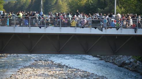 Flchtlinge an der deutsch/sterreichischen Grenze auf der Saalachbrcke in Freilassing: Es wird Winter und viele Flchtlingsfamilien besitzen nur Sommerkleidung (Bild: BR.de)