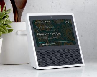 Mit dem Echo bringt Amazon servicefähige, Abokosten verursachende Geräte ins Heim des Nutzers - dieses Privileg hatte früher nur die Telekom. (Amazon)