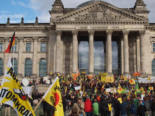 Im Internet verabredet, vor dem Reichstag getroffen: Anti-Atomkraft Demonstration in Berlin. (Bild: KaiMartin, Wikimedia Commons)