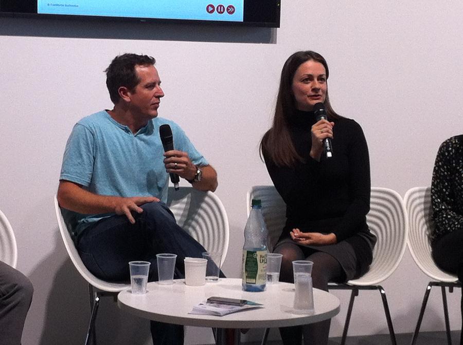 Die harten Stühle des 'Nebenmarktes:' Selfpublishing-Autoren schildern ihre Erfahrungen: US-Ikone Hugh Howey und Annelie Wendeberg (Markus Howest)