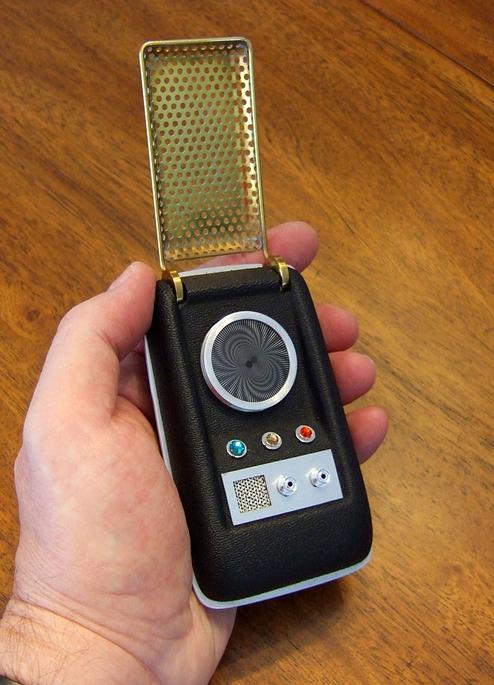 'Beam mich rauf, Scottie! Und erinnere mich, Blumen fr das Dinner mit Spock zu besorgen!' - Sprachsteuerung war einst Science-Fiction - wie der Communicator aus Star Trek. Mit Siri drngt sie in den Mainstream (Bild: Davidbspalding / Wiki Commons)