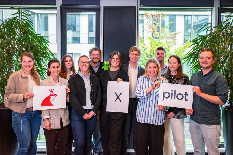 Von nun an ein Team: Die Mannschaft von Werner &#38; Mertz (links) und pilot Hamburg (rechts) (Bild: pilot)
