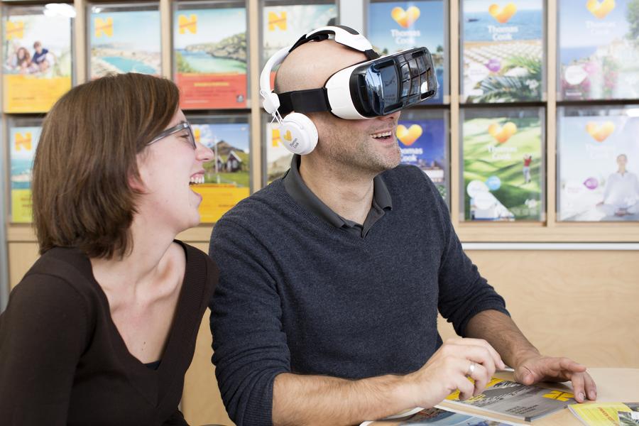 Virtuelle Realität im Reisebüro: Die Thomas-Cook-Datenbrille (Bild: Thomas Cook)
