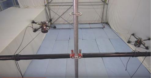 Die Drohnen bauen selbstständig und hochpräzise eine begehbare Brücke (Bild: Federico Augugliaro/Youtube)
