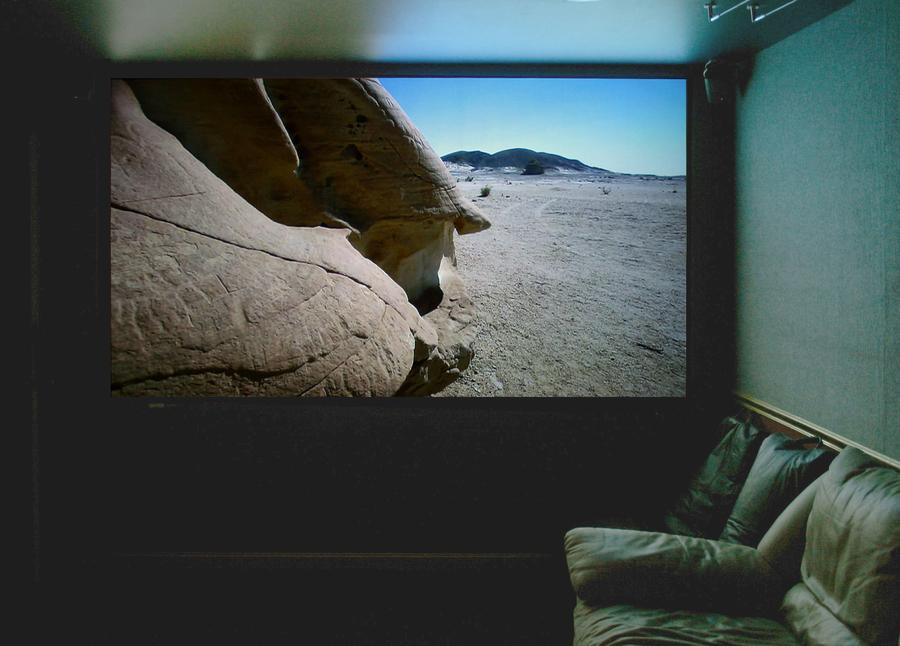 Projiziertes HD-Bild in einem Heimkino (Derek Jensen / wiki commons)