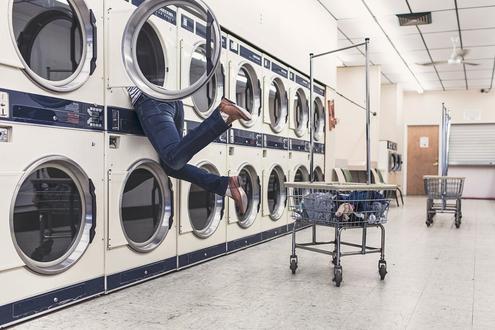 Damit beim Gebrauch von Waschmaschinen nichts schief geht, mssen Onlineshops fr sie nun ein elektronisches Etikett und Produktdatenblatt anbieten (Bild: RyanMcGuire/Pixabay)
