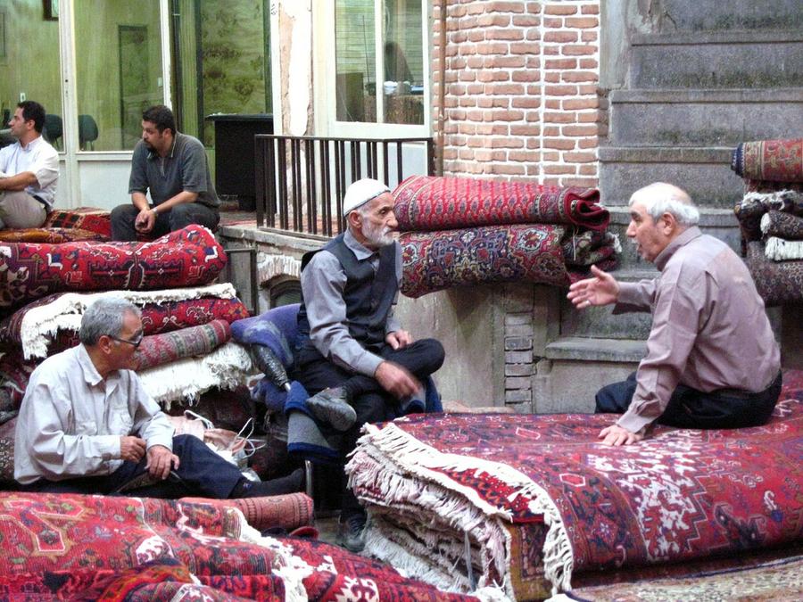 Ein Teppich-Bazar in Teheran: Iran plant möglichst stark zu kontrollieren, was seine Bürger online treiben. (Bild: Fulvio)