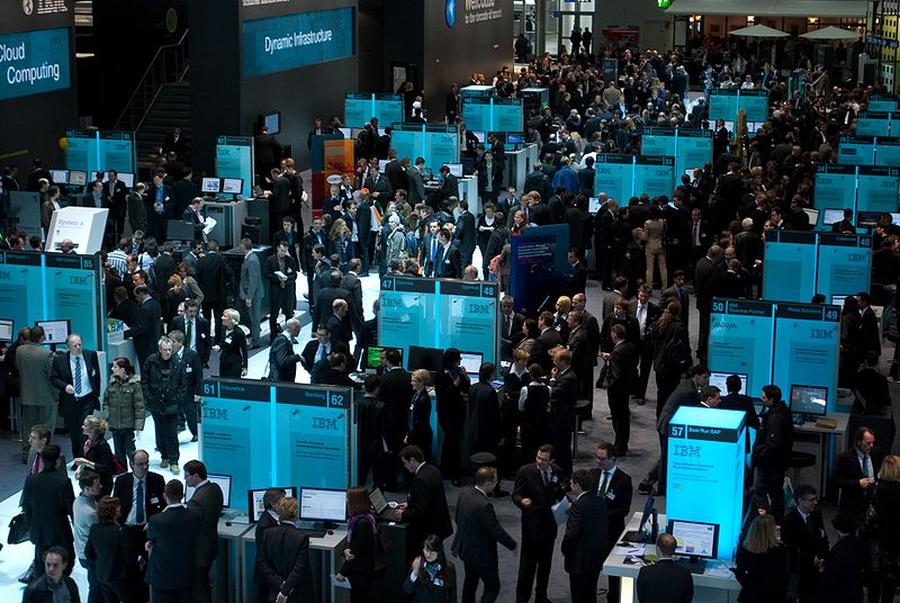 Die totale Vernetzung im Internet der Dinge, die dabei anfallenden Datenberge und Sicherheitsprobleme sind drei große Themen der Cebit 2015. (Patrick / wikimedia commons)