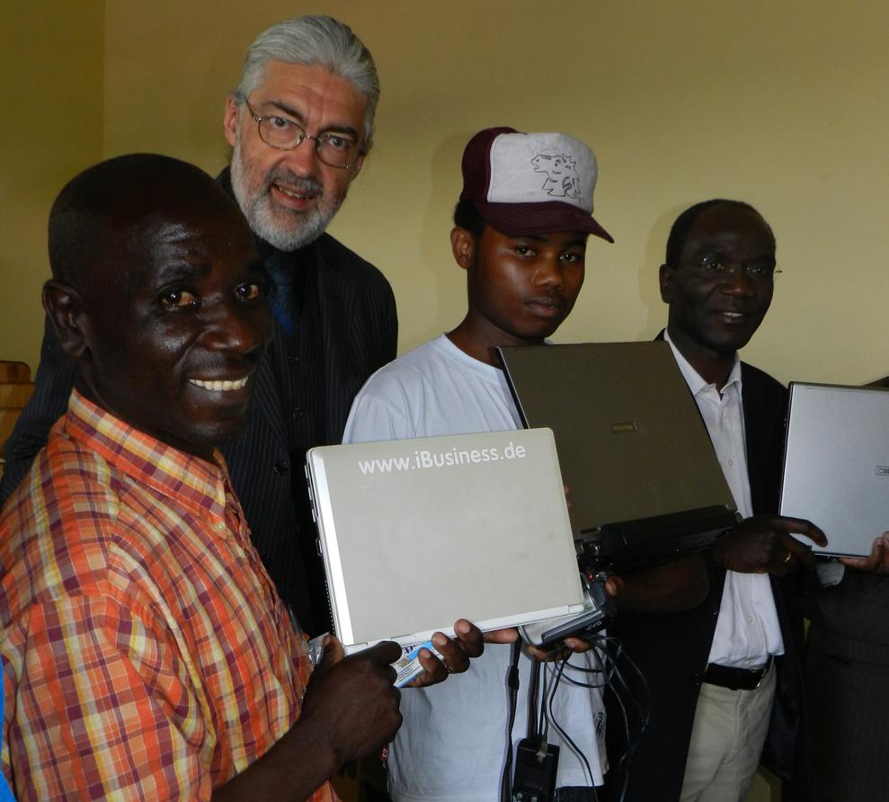 iBusiness-Herausgeber Joachim Graf mit den Mitarbeitern der IT-Schule in Ruanda (Bild: Heike Künnemeyer)