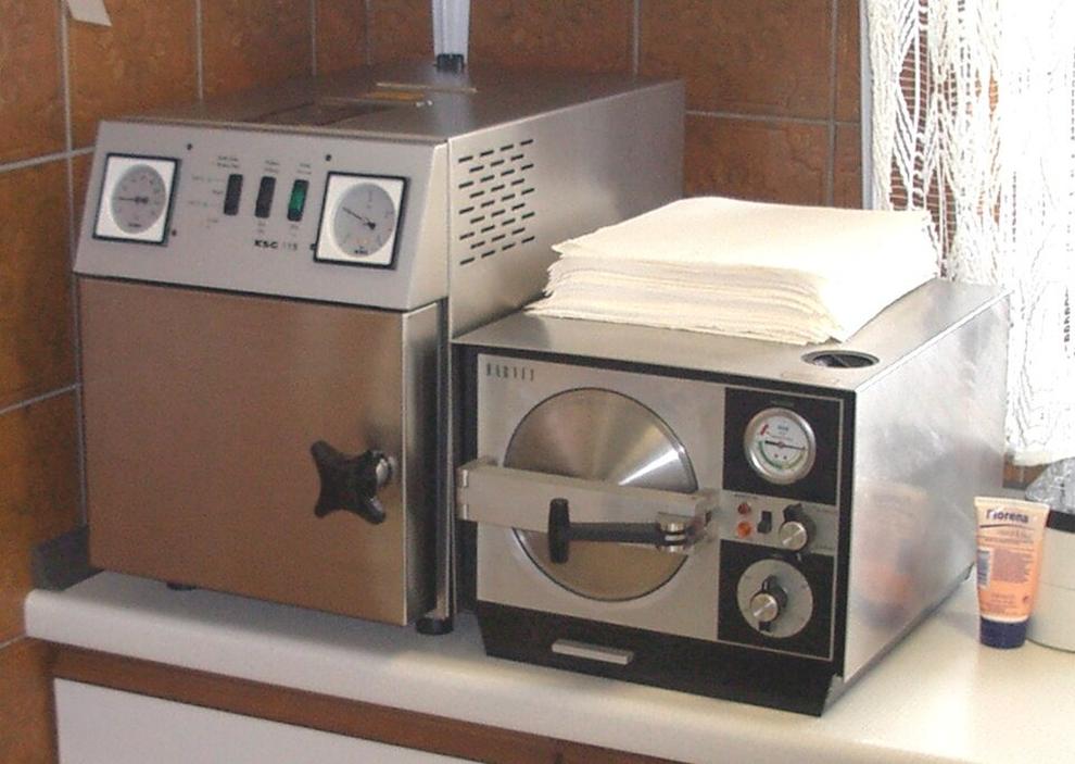 Links:Autoklav, rechts: Chemiclav (Bild: Wikimedia)