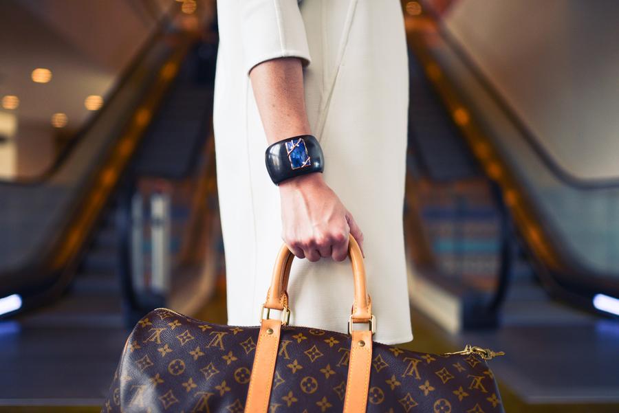 Frauen kaufen Schmuck, Männer lieber Uhren. (Blake Bronstad/Stocksnap.io)
