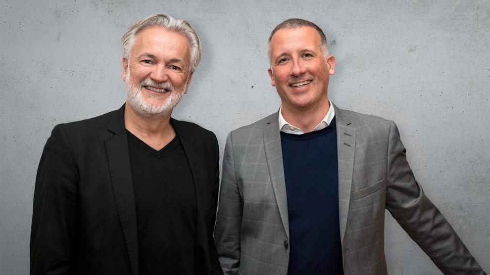 Ätsch, US-amerikanische Tech-Konzerne - Matthias Dang (l.) und Carsten Schwecke vereinbaren AdTech-Kooperation. (Bild: Pressebild: Biene Müller für RTL)