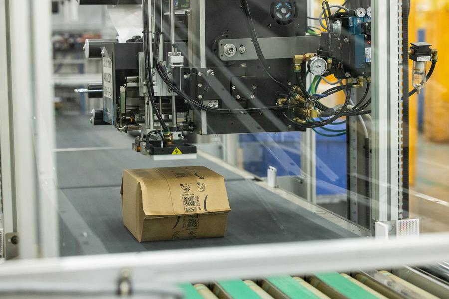 Smarte Verpackungsmaschine in einem Amazon-Logistikcenter (Amazon)