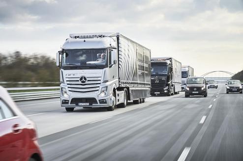 Autonom Fahrende Fahrzeuge - hier von Mercedes - sind die &#34;Neuerfindung des Automobils&#34;. (Bild: Daimler)