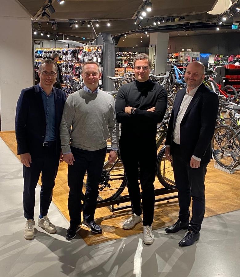 Zwei Familienunternehmen starten Handelskooperation, v.l.n.r: Armin Weger (Geschäftsführer Engelhorn Sports), René Scheilen (Director New Business &#38; Retail Cooperation Rose Bikes), Marcus Diekmann (Geschäftsführer Rose Bikes) und Fabian Engelhorn (geschäftsführender Gesellschafter bei Engelhorn). (Bild: Rose Bikes/Engelhorn)
