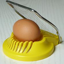 Was dem Fotografen nicht bewusst war: In den Eierschneider gehrt das Ei ohne die Schale. (Bild: Pixabay / CC0)