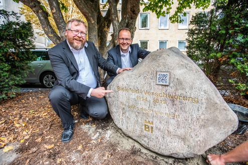 &#34;Verschwörer&#34; Achim Held und Martin Knabenreich mit Gedenkstein. (Bild: Bielefeld Marketing GmbH)
