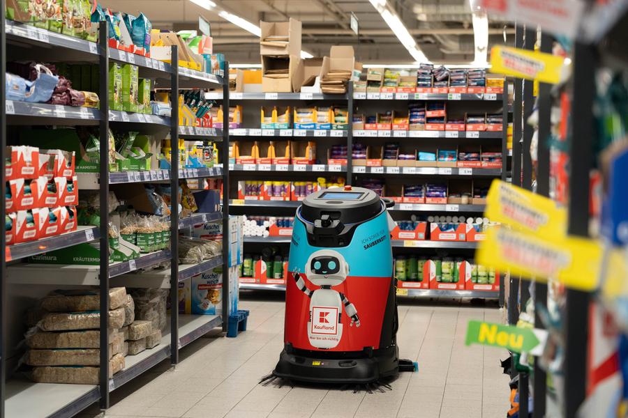 Kaufland testet derzeit in sechs Filialen den Einsatz von Reinigungsrobotern. (Kaufland)