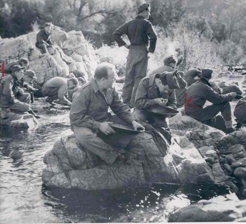 Die Daten aus der Cloud in unternehmens- relevante Informationen zu lenken - eine von vielen Herausforderungen (Bild: Gold waschen am Fluss in Coloma 1949 - Tina Dawn)