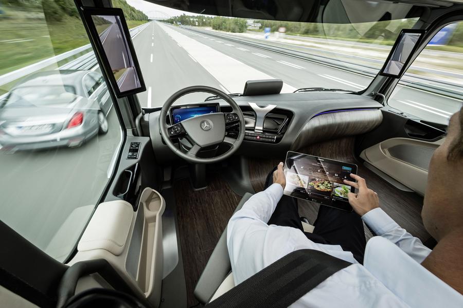 Mercedes-Benz zeigte auf der IAA Nutzfahrzeuge 2014 mit dem automatisierten Future Truck 2025, wie Fernverkehrs-Lkw von morgen aussehen könnten. (Mercedes-Benz)