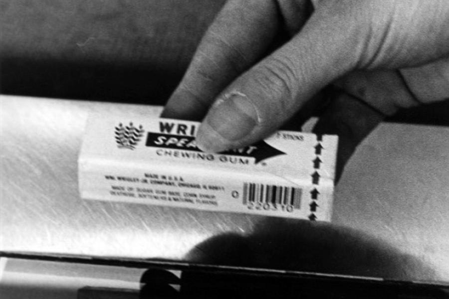 Am 26. Juni 1974 wurde in einem Marsh-Supermarkt in Ohio, USA, der Barcode auf einem Kaugummi der Marke Wrigley's Juicy Fruit zum ersten Mal gescannt (Wrigley's/GS1)