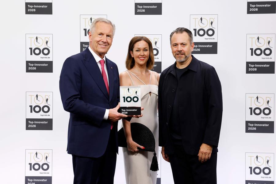 Preisverleihung: Karen Schlöder und Patrick Becker (beide moccamedia) werden vom Ex-Bundespräsident Christian Wulff (links) auf  dem Deutschen Mittelstands-Summit zum &#34;TOP-Innovator 2026&#34; ausgezeichnet. (Bild: KD Busch, compamedia)