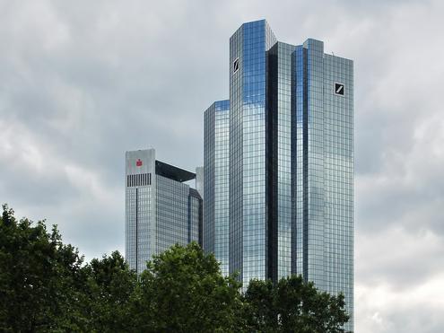 Die Banken kommen herunter vom Elfenbeinturm (Bild: Rosel Eckstein_Pixelio)