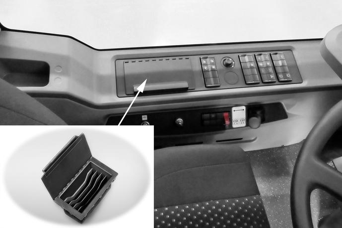 Das kleine Foto zeigt das Geldschein-Ablagefach aus dem 3D-Drucker, ein komplexes, bislang aus mehreren Komponenten bestehendes Bauteil. Auf dem groen Foto ist die Platzierung des mit 3D-Drucktechnologie produzierten Geldschein-Ablagefachs in der Seitenverkleidung links des Fahrerplatzes dargestellt. (Bild: Daimler)
