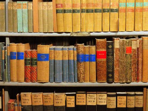 Haptik, Optik, Sammelleidenschaft - gerne genannte Argumente gegen E-Reader und E-Books. Knackpunkt: Keiner will dem Lesefreund sein Regal klauen. Auch nicht das E-Book. (Bild: Jens Märker / Pixelio.de)