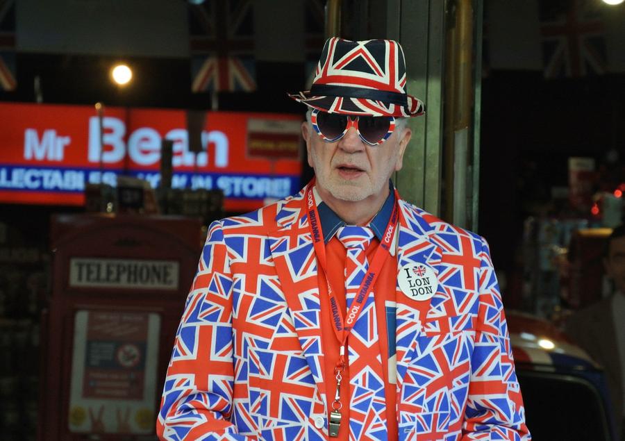 Britischer Humor: Mann im kompletten Union-Jack-Outfit (Bild: gerarddem)
