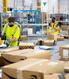 Mehr zu tun in der Coronakrise: Amazon-Mitarbeiter mit Mundschutz. Mehr zu tun in der Coronakrise: Amazon-Mitarbeiter mit Mundschutz.