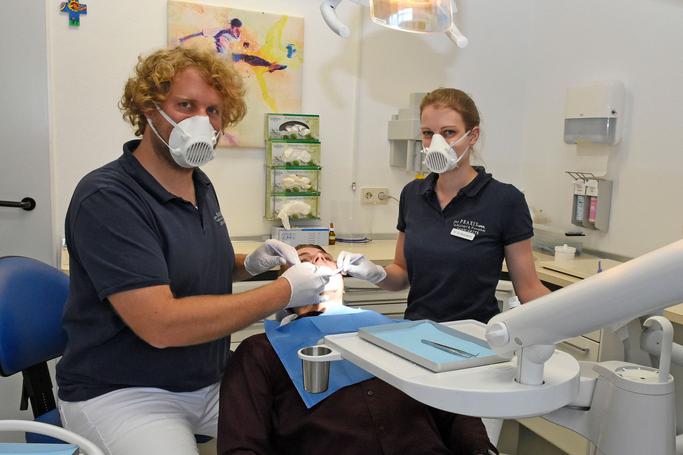 Dr. Christian Weichert und Johanna Brandelik von der zahnärztlichen Gemeinschaftspraxis Weichert & Kempkes in Lahnstein nutzen Mund - Nasen - Masken aus dem 3D - Drucker