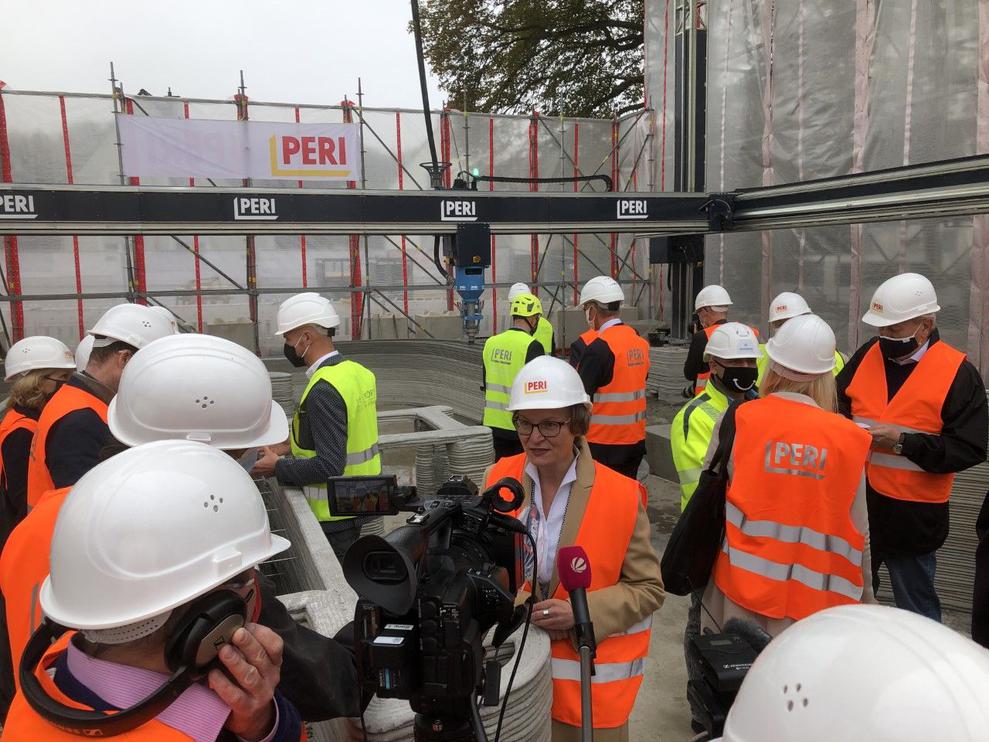Erstmals in Deutschland entsteht in Beckum ein Wohnhaus im 3D - Druckverfahren. Ina Scharrenbach, Ministerin fr Heimat, Kommunales, Bau und Gleichstellung des Landes Nordrhein - Westfalen, machte sich Ende September vor Ort ein Bild von den Bauarbeiten. (Bild: MHKBG NRW/Vornholt)