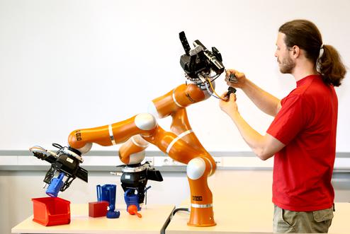 Experimente in einem Robotik-Labor der Universität Bayreuth. (Bild: Johannes Baumgartl / Universität Bayreuth)