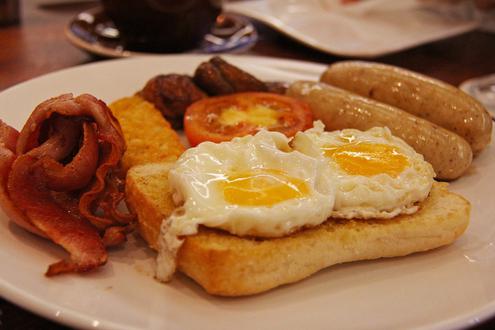 Im Gegensatz zu iBeacon erfreut sich Ei mit Bacon in der breiten Bevlkerung groer Beliebtheit. (Bild: sharonang/Pixabay)