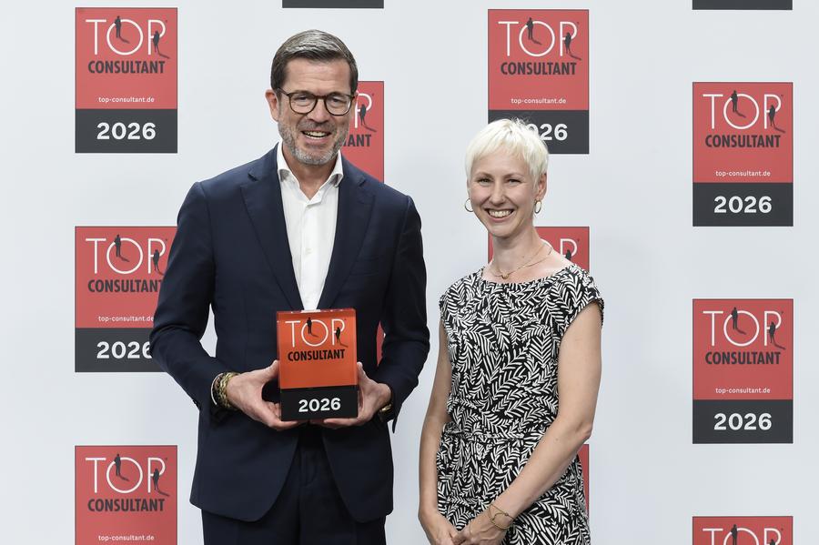 Fußnote: Dr. Karl-Theodor zu Guttenberg überreicht den Top-Consultant-Preis an Anke Raloff von elaboratum. (elaboratum)