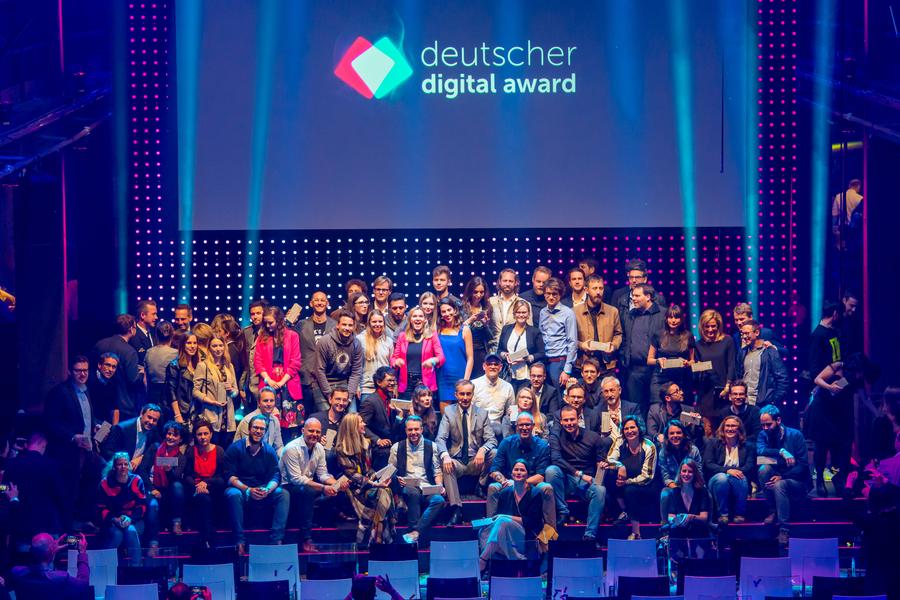 Alle Preisträger des 2018 Digital Award des BVDW auf einem Bild bei der Preisverleihung. (Bild: BVDW)