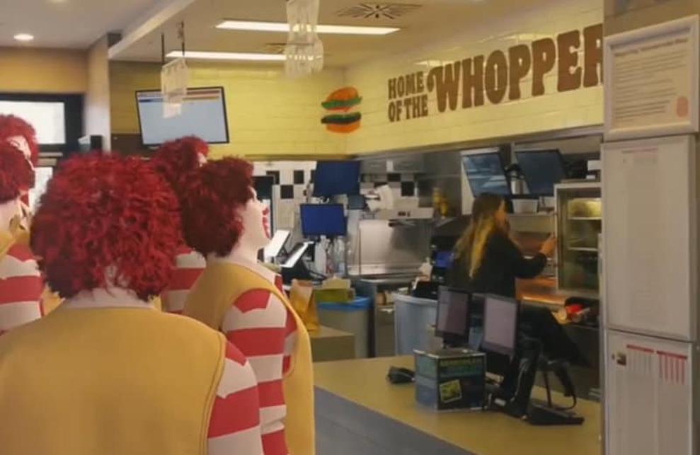 Burger King lie von der Wiener Social-Media-Agentur The Guardians of Social Media und physixe.cgi Dutzende virtuelle McDonalds-Clowns in die Burger King-Filiale am Wiener Gaudenzdorfer Grtel schicken. Der virale Clip wurde mehr als 1,5 Millionen Mal angeklickt und ber 10.000-mal geteilt. (Bild: Burger King)