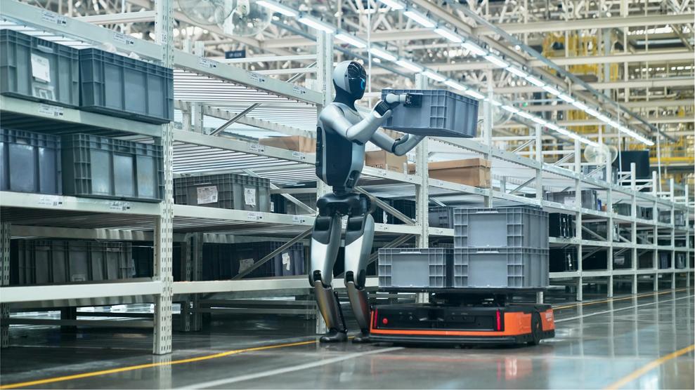 Humanoider Roboter von Terra Robotics bei einfacher Logistiktätikeit (Bild: Terra Robotics)