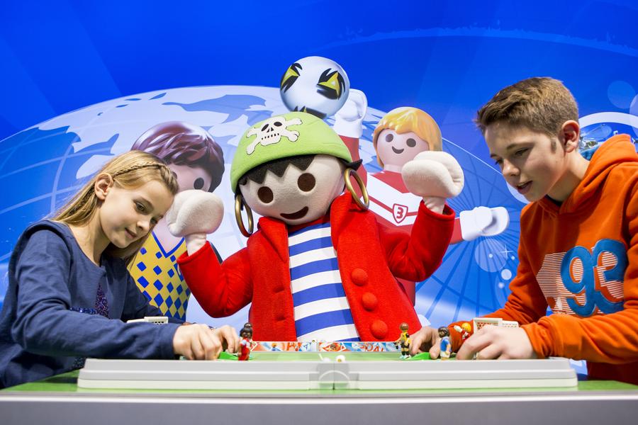 Playmobil setzt auf Tischfussball, Hasbro stellt seine Knete in den Mittelpunkt, Lego macht Star Wars-Figuren Umsatz: Auf der Spielwarenmesse in Nürnberg stehen 2016 ganz klassische Spielideen im Vordergrund. Die Digitalisierung der Spielgeräte findet im Verborgenen statt. (Bild: AlexSchelbert.de / Spielwarenmesse eG)