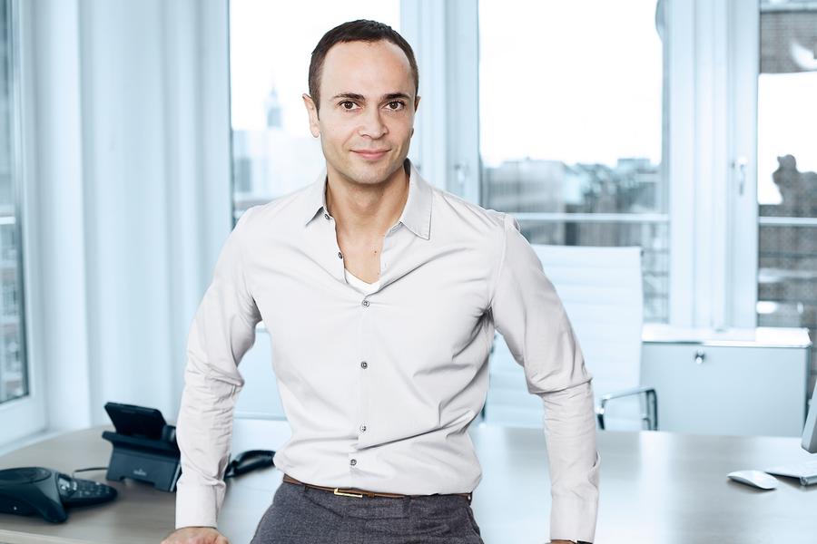 Alexander Yazdi (Bild: Scholz & Friends)