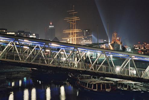 Den Auftakt fr &#34;So bloggt Hamburg&#34; macht die Hamburger Bloggerin  Sabine Sternberg mit ihrem Beitrag ber die Brcken der  Speicherstadt. Sabine Sternberg bloggt unter www.hamburgsbruecken.de. (Bild:  2007 Hafen Hamburg Marketing e.V./Simone)