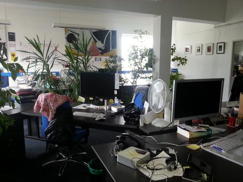 Ein leeres iBusiness-Büro: Alle Redakteure im Homeoffice (Bild: jg)