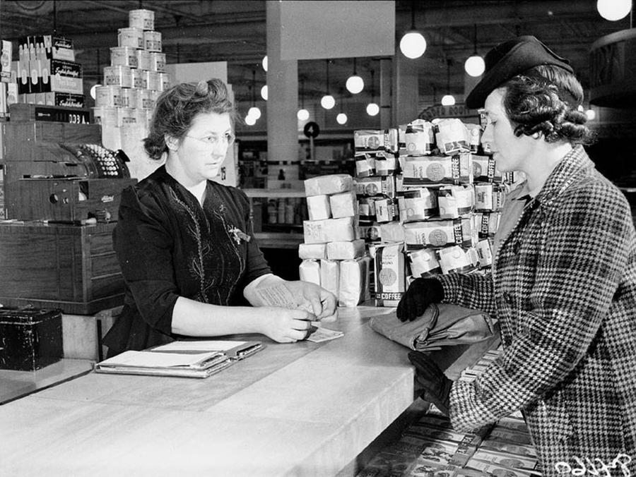 Im modernen Handel (Abbildung ähnlich) geht der Trend zunehmend ins Internet. Doch hier existieren zum Teil erhebliche Unterschiede, was Möglichkeiten und Interesse angeht (City of Toronto Archives)