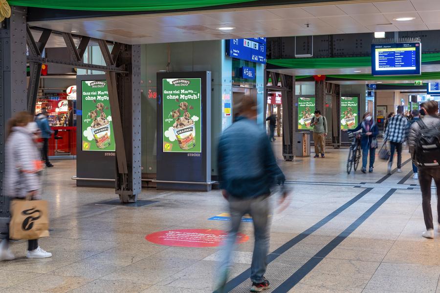 Unilever wirbt in Hamburg auf DooH-Bildschirmen für die Eismarke Ben&Jerry's. (Ströer)