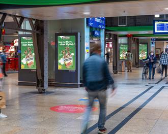Unilever wirbt in Hamburg auf DooH-Bildschirmen fr die Eismarke Ben&Jerry's. (Strer)